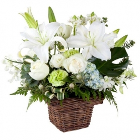 Cesta Condolencias Pequeño con Liliums y Rosas Blancas