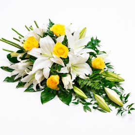Cojín de Condolencias tipo Cubre Urna con 10 Liliums Blancos y 6 Rosas Amarillas
