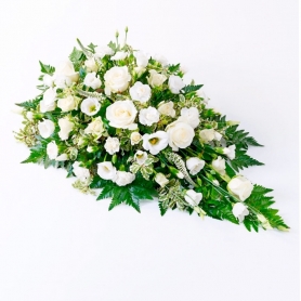 Cojín de Condolencias tipo Cubre Urna con 6 Rosas Blancas y Flores Mix Tonos Blancos
