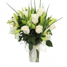 Florero Condolencias con 12 Rosas Blancas y 10 Liliums Blancos