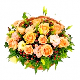 Canastillo de 12 rosas color Damasco + Lisianthus con Hipéricos