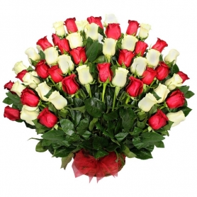 Canastillo con 50 Rosas Rojas y Blancas