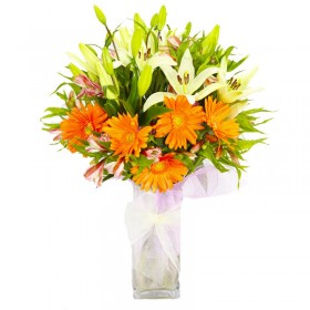Florero de 10 Liliums blancos más Gerberas Naranjas. Florero de 10 Liliums blancos más Gerberas Naranjas.
