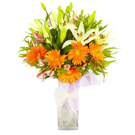 Florero de 10 Liliums blancos más Gerberas Naranjas.