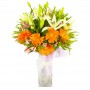 Florero de 10 Liliums blancos más Gerberas Naranjas.