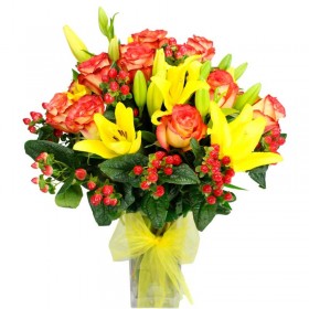 Florero de 12 Rosas Circus + Liliums Amarillos + Hipéricos Florero de 12 Rosas Circus + Liliums Amarillos + Hipéricos