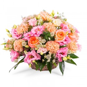Cesta de flores mediana con Lisianthus rosados y rosas color damasco más Hipéricos Cesta de flores mediana con Lisianthus rosados y rosas color damasco más Hipéricos