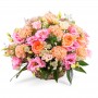 Cesta de flores mediana con Lisianthus rosados y rosas color damasco más Hipéricos