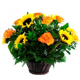 Canastillo Pequeño de 8 Rosas Circus y 10 Girasoles Canastillo Pequeño de 8 Rosas Circus y 10 Girasoles