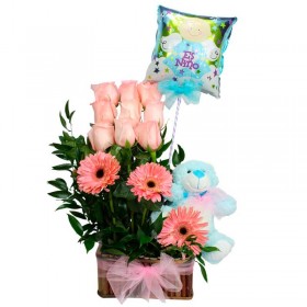 Canastillo Nacimiento con 9 rosas más gerberas y globo es un Nene Canastillo Nacimiento con 9 rosas más gerberas y globo es un Nene