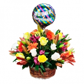 Cesta Para Cumpleaños 12 rosas más astromelias gerberas liliums y flores mix más con globo