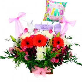 Cesta de Nacimientos para Niñas con Ropita Globo y mix de Flores Cesta de Nacimientos para Niñas con Ropita Globo y mix de Flores