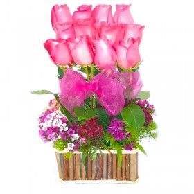 Canastillo Pequeño con 12 rosas en Formación mas flores mix Canastillo Pequeño con 12 rosas en Formación mas flores mix
