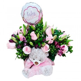 Cesta Para Nacimiento es una Niña con 12 rosas rosadas mas astromelias rosados flores mix más peluche y globo Cesta Para Nacimiento es una Niña con 12 rosas rosadas mas astromelias rosados flores mix más peluche y globo
