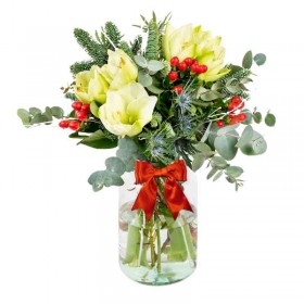 Florero con flores Rústicas con 5 varas de Liliums blancos más hipéricos y Eucaliptos Florero con flores Rústicas con 5 varas de Liliums blancos más hipéricos y Eucaliptos