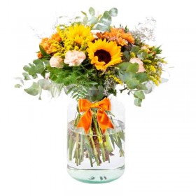 Florero con 5 Girasoles Claveles y Mables en Tonos Amarillos y Eucaliptos Florero con 5 Girasoles Claveles y Mables en Tonos Amarillos y Eucaliptos