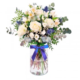 Florero Rustico con flores blancas Eucalipto 6 rosas astromelias y flores silvestres Florero Rustico con flores blancas Eucalipto 6 rosas astromelias y flores silvestres