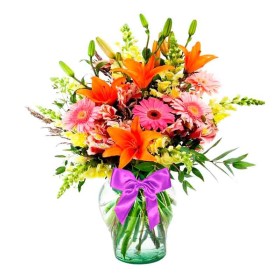 Florero juvenil en tonos con 6 Gerberas 6 varas de Liliums Naranjas más Perritos Amarillos Florero juvenil en tonos con 6 Gerberas 6 varas de Liliums Naranjas más Perritos Amarillos