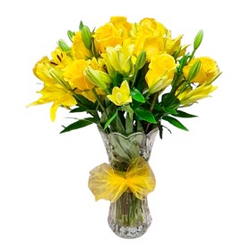Florero con 12 Rosas y 10 Varas de Liliums Amarillos más Flores Mix Florero con 12 Rosas y 10 Varas de Liliums Amarillos más Flores Mix