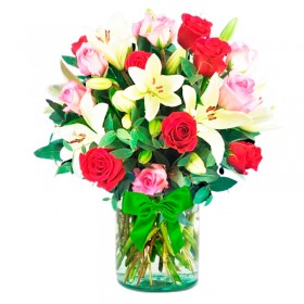 Florero de 24 Rosas Rojas y Rosadas y 10 Liliums blancos más flores mix Florero de 24 Rosas Rojas y Rosadas y 10 Liliums blancos más flores mix