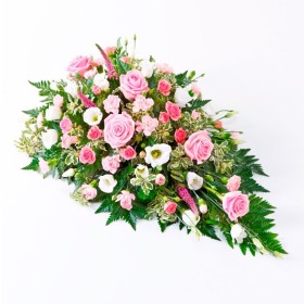 Cubre Urna de flores con 6 rosas rosadas y flores mix en tonos rosa Cubre Urna de flores con 6 rosas rosadas y flores mix en tonos rosa