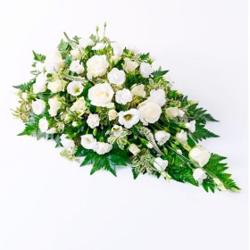 Cubre Urna de flores con 6 rosas blancas y flores mix en tonos Blancos Cubre Urna de flores con 6 rosas blancas y flores mix en tonos Blancos