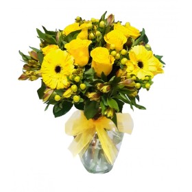 Florero de 12 rosas Amarillas mas Gerberas Hipericos y Astromelias Florero de 12 rosas Amarillas mas Gerberas Hipericos y Astromelias