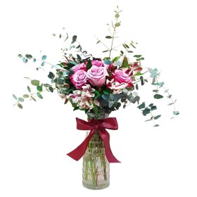 Florero con 6 Rosas Rosadas mas Astromelias y Eucaliptos Florero con 6 Rosas Rosadas mas Astromelias y Eucaliptos